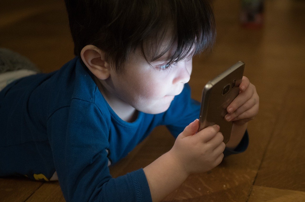 L’Organisation mondiale de la santé (OMS) recommande ainsi de bannir les écrans pour les enfants de moins de 2 ans et de limiter à une heure par jour leur usage entre 2 et 5 ans