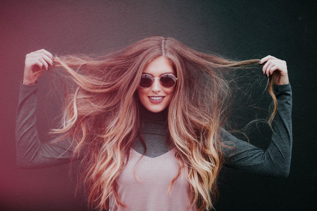 LES ASTUCES DE PRO POUR BOOSTER LA POUSSE DES CHEVEUX  S’il s’agit alors plus d’une croyance populaire que d’un véritable fait, il est tout de même possible de favoriser la pousse de notre chevelure grâce à quelques gestes simples.  « Dans un premier temps, il est primordial de bien manger », explique le pro. En effet, la bonne santé et la pousse de nos cheveux en dépendent. « Les nutriments contenus dans votre nourriture sont transportés dans le sang jusqu’à vos follicules pileux ». Par ailleurs, il est bon de s’octroyer du temps pour se masser le cuir chevelu dans le but d’activer la circulation sanguine et de réoxygéner la zone. Ensuite, il est possible de se tourner vers des soins cosmétiques ciblés stimulant la pousse des cheveux, voire « des compléments alimentaires riches en oligo-éléments, sels minéraux et vitamines, conseille le pro. Un cocktail bénéfique pour de beaux et longs cheveux ». 